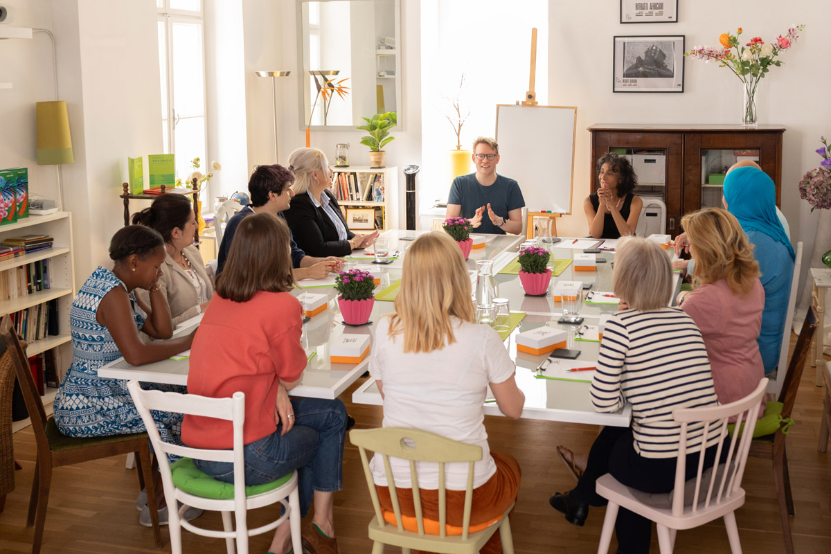 Typischer Workshopmoment mit Michèle Cooke, Michael En und einer Teilnehmer:innen-Gruppe.
